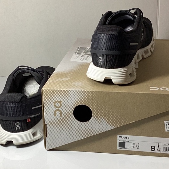 On Running Cloud 5 Running Black and White - Picture 8 of 10